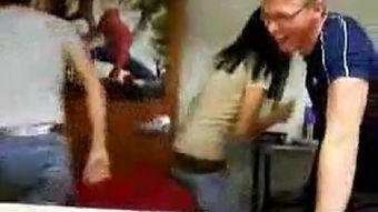 二女一杯在线观看,激情四溢的激情演绎，在线观看带你领略异域风情