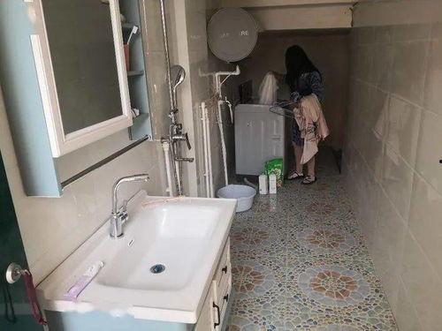 苹果浴室在线观看,私密空间里的情感纠葛